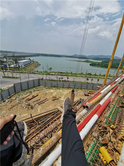 杂多县作业中发生设备损坏或人员意外，责任怎么划分？