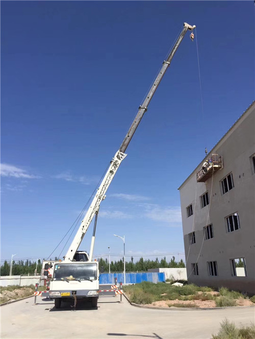 杂多县“轻装强干”—— 吊车的 “轻量化臂架” 技术